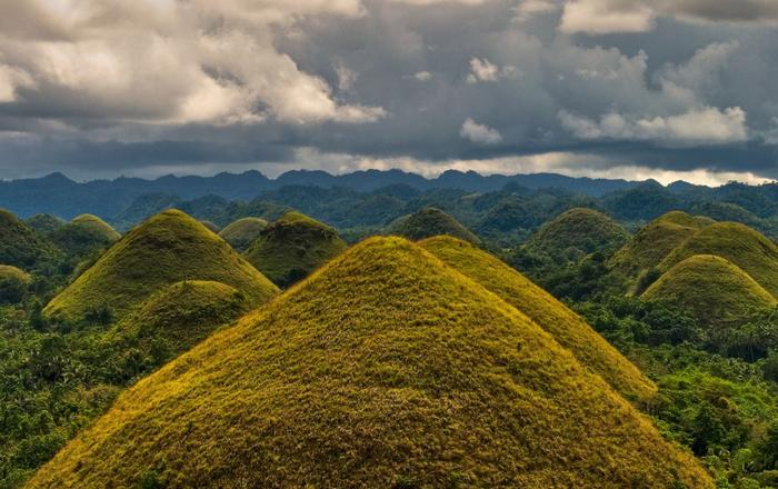 菲律宾最奇特的山峰群，不长树只长草，每到夏天就会变成巧克力山