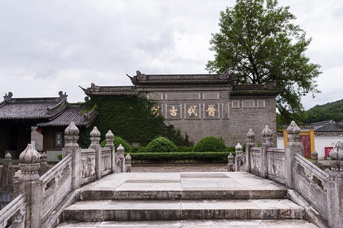 浙江被遗忘的古寺，迄今1700多年历史，建有世界最大的弥勒佛像