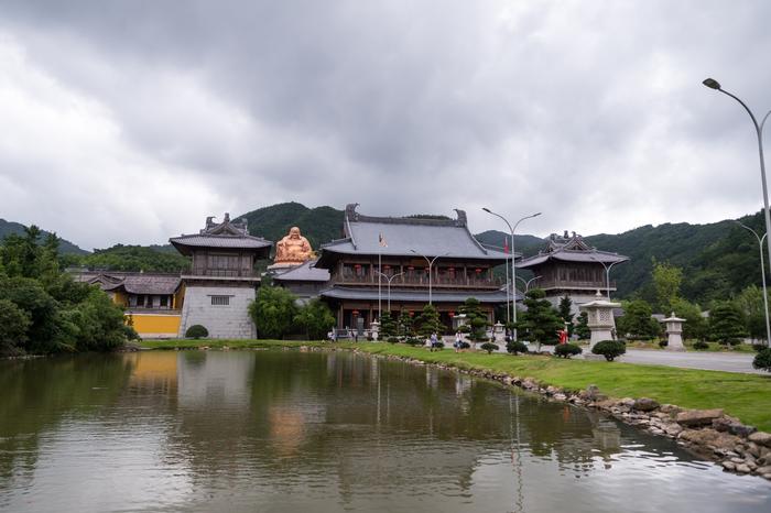 浙江被遗忘的古寺，迄今1700多年历史，建有世界最大的弥勒佛像