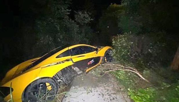 湖南“第一超跑”掉坑里，车损至少200万，保险公司：赔大了！