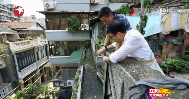 4口人挤27㎡小黑屋，房子像泡在水里，女儿自卑不愿回家