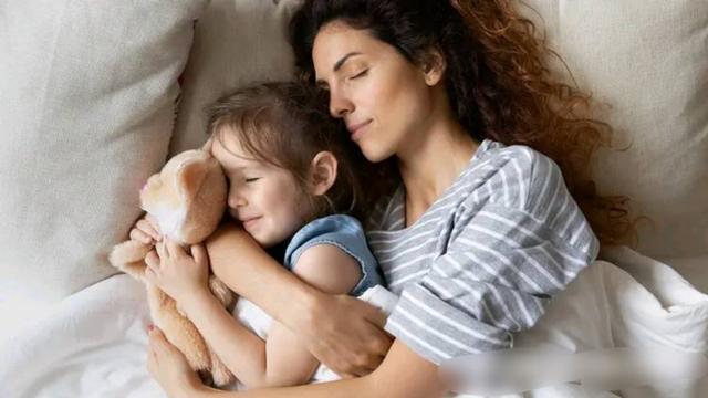 孩子睡觉前，父母一定要陪他做3件事，会让他一生受益