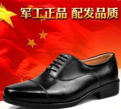 流行于六七十年代的三接头皮鞋其实是真正的中国人民解放军军官