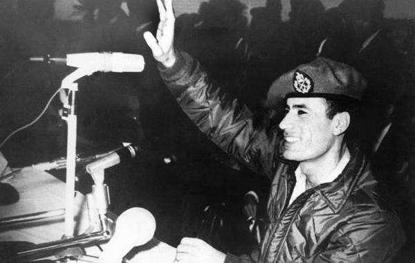 卡扎菲临死前毫无尊严，大喊“别开枪”，哀求士兵：“放我一马”