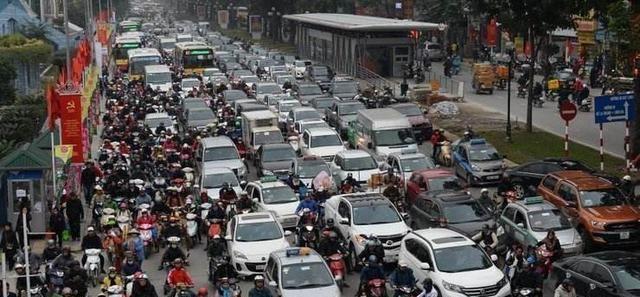 城市交通日益拥堵，是摩托车造成的还是汽车？大家怎么看？