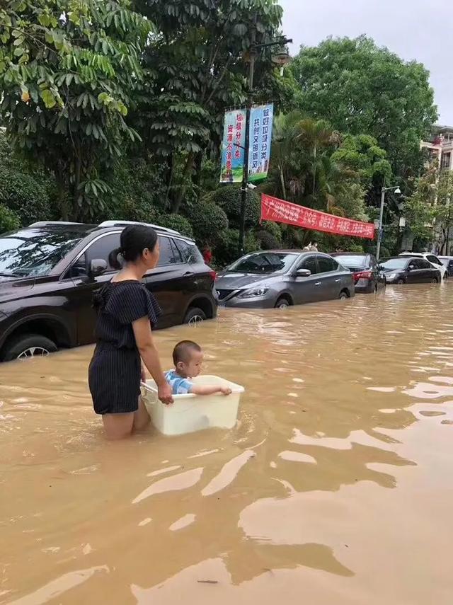广州洪水现场，网友：保险，二手车的工作量很大