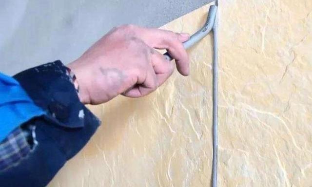 外墙瓷砖总是返碱，为什么？有处理的办法吗？贴瓷砖时如何预防