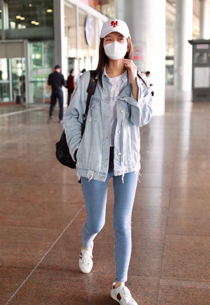 她身材一流，32岁演赵敏，今机场穿紧身裤，都细出“竹竿腿”了