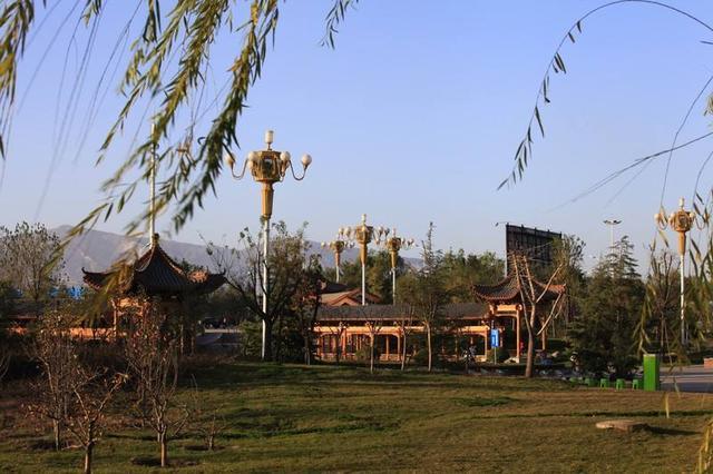 临汾一座寺院，传说有通往五台山隧道，建筑格局如迷宫般院中套院