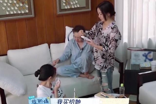 小S教育女儿超过一千的衣服不能买 姨妈大S阔绰出手当礼物送