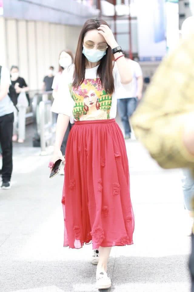 38岁杨蓉依旧少女，白色T恤衫配窗帘出街，脚上拖鞋好随意