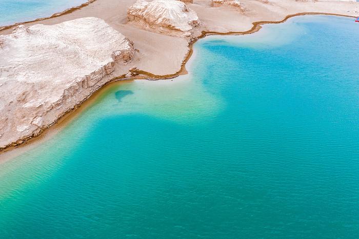 这座内陆湖泊被誉为青海版“马代”，湖水湛蓝，尚未开发游客不多