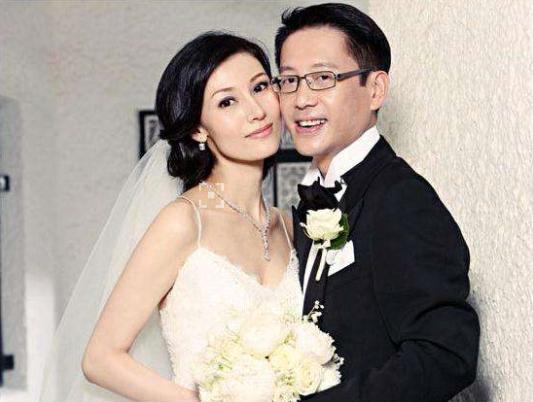 恩爱难掩！李嘉欣与富豪老公许晋亨婚后罕同框，携手现身马场