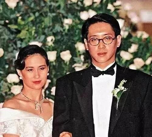 赌王千金何超仪：拒绝联姻嫁“软饭男”，比大姐何超琼潇洒百倍