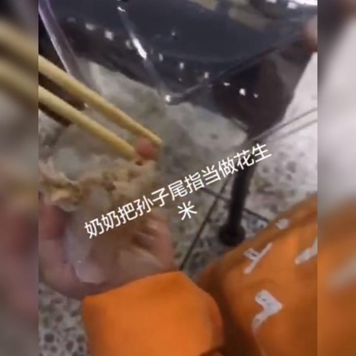 奶奶误将孙子的手指当成花生米去夹，奶奶：这花生米怎么又嫩又滑