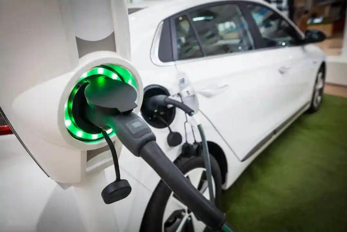 新能源汽车“开进”两会 代表们都提了什么建议？