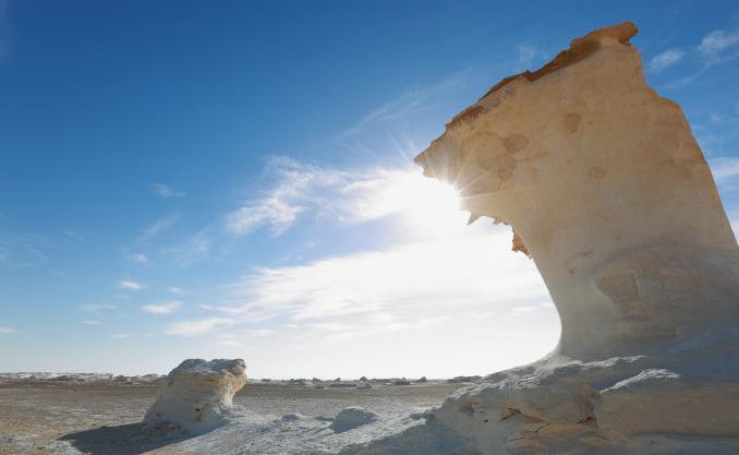 埃及最“美”沙漠，沙子呈白色细腻如奶油，岩石却都是古生物残骸