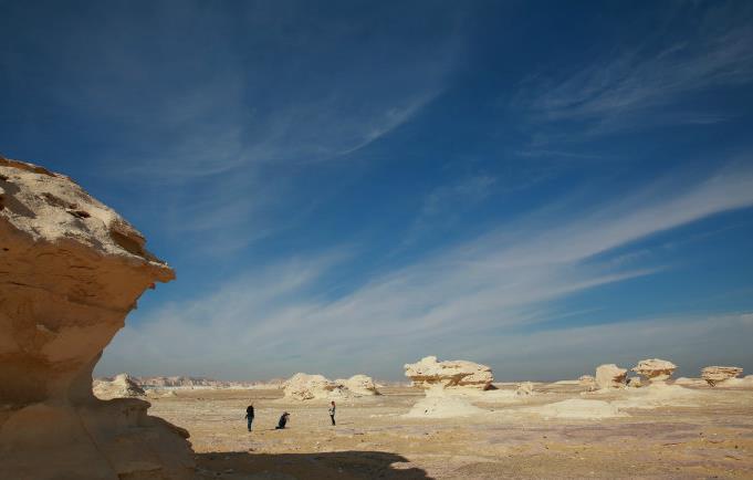 埃及最“美”沙漠，沙子呈白色细腻如奶油，岩石却都是古生物残骸