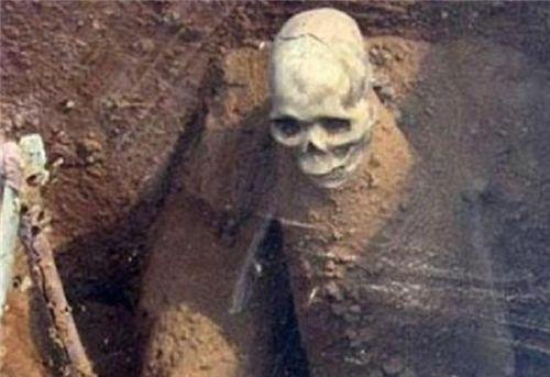 陕西出土武则天孙女墓，墓中发现一名男子，在金堆中枯坐了上千年