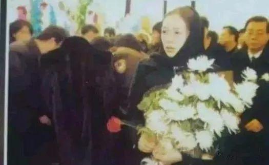 2000年，"香妃"刘丹被甩车外身亡，葬礼上哭到昏厥的"男友"怎样了