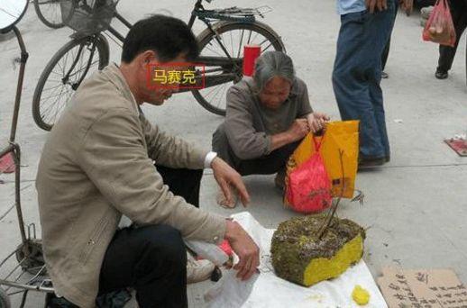 老奶奶街头遇到卖“岩蜜”的，掏出钱了买了一斤，回家后却哭了！