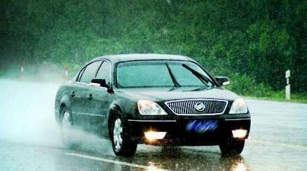 夏季雨天行车注意安全，一些开车技巧和注意事项为你保驾护航