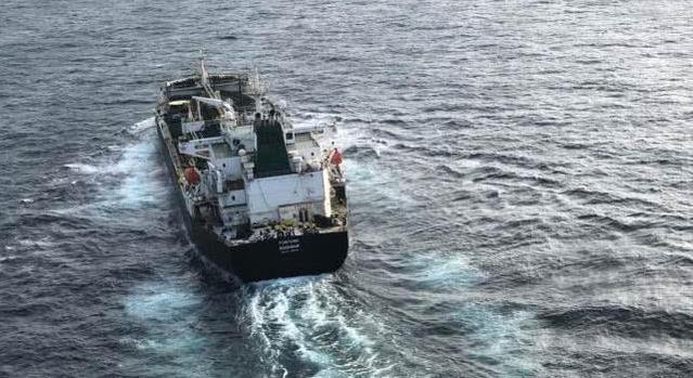 有仇必报！5艘伊朗油轮悬挂国旗奔向委内瑞拉，美国军舰火速赶来