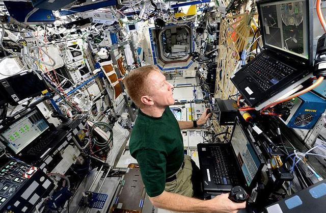 宇航员在空间站工作时，若不小心掉了下去，后果会是什么？