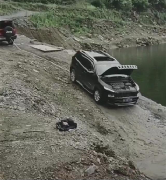 豪横！开Jeep自由光误入池塘，倒车出不来，车主索性在车顶钓鱼