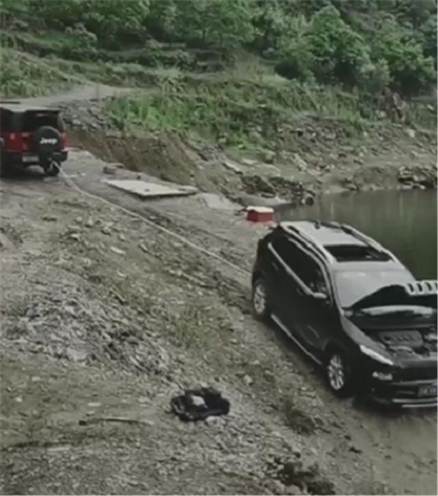 豪横！开Jeep自由光误入池塘，倒车出不来，车主索性在车顶钓鱼