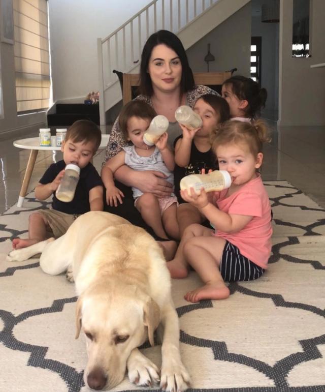 澳大利亚夫妻意外迎来五胞胎，家中八个孩子令两人压力山大