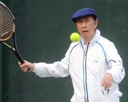何鸿燊的体育情缘：曾获桌球冠军，夺网球七连冠，当奥运火炬手