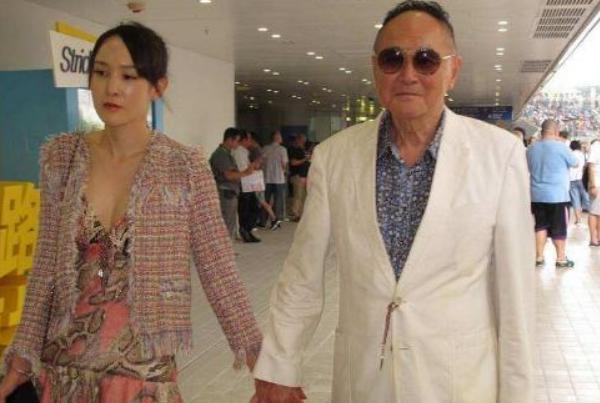 他是香港4大富豪却一生未婚，交过上万女友，如今84岁交30岁美女