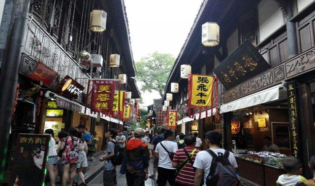 成都这一著名街道，拥有全球最美的称号，游客却都是外地人