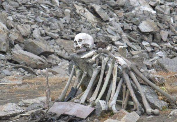 海拔5000米的高原湖泊内藏有500具骸骨，尸体死因让人费解