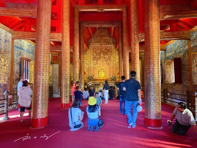 泰国寺庙“最奇怪”的规定，不穿拖鞋好麻烦，中国游客：佛祖见谅