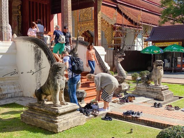 泰国寺庙“最奇怪”的规定，不穿拖鞋好麻烦，中国游客：佛祖见谅