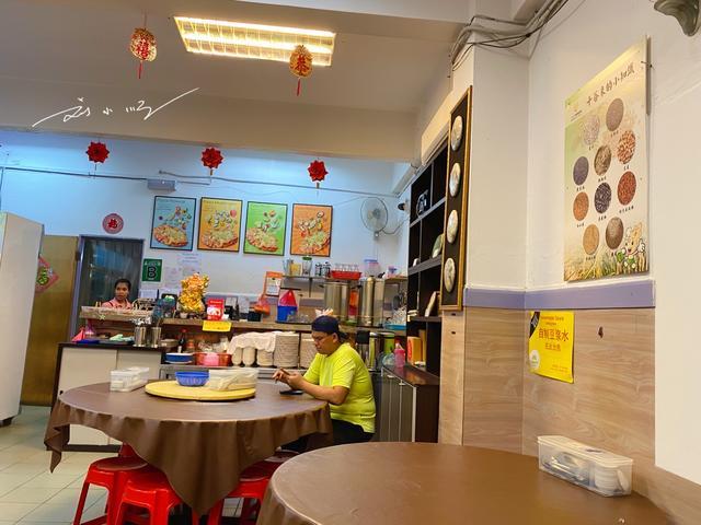 中国游客在马来西亚吉隆坡吃素餐，两人三菜100人民币，贵不贵？