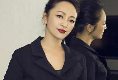 她曾与陈坤陆毅一起拍戏，出道18年零绯闻，嫁总裁逆袭豪门获幸