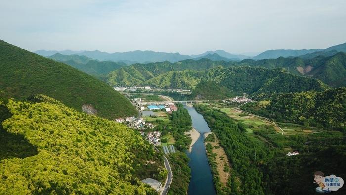 浙江一景区，被称为“小梁山”，招牌看点却不是山，而是百道飞瀑