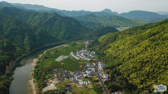 浙江一景区，被称为“小梁山”，招牌看点却不是山，而是百道飞瀑