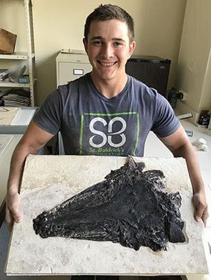 美国高中生挖出食肉鱼化石，头长得像鳄鱼，嘴里还有100多颗牙