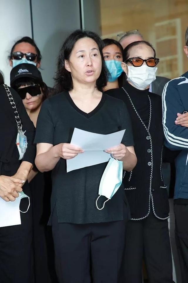 赌王原配女儿霸气露面，何超琼瞬间没了霸气，奚梦瑶竟穿棕红衣服