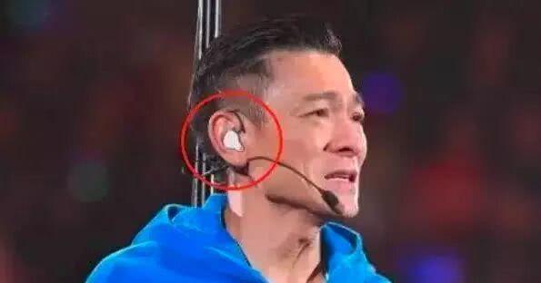 揭秘：歌手在演唱会上，耳朵里戴的“耳机”究竟有什么用
