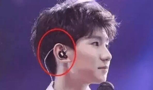揭秘：歌手在演唱会上，耳朵里戴的“耳机”究竟有什么用