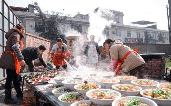 农村红白喜事都是在家操办酒席，为啥现在变少了呢？看完明白了