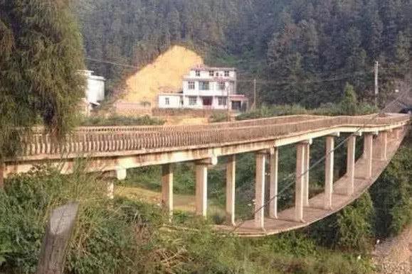 鬼才设计的3座桥，桥面走船不走人，中国这座工人把图纸拿反了?