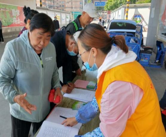 七里河区西湖街道：红色管家志愿同行 整治“三不管”楼院环境