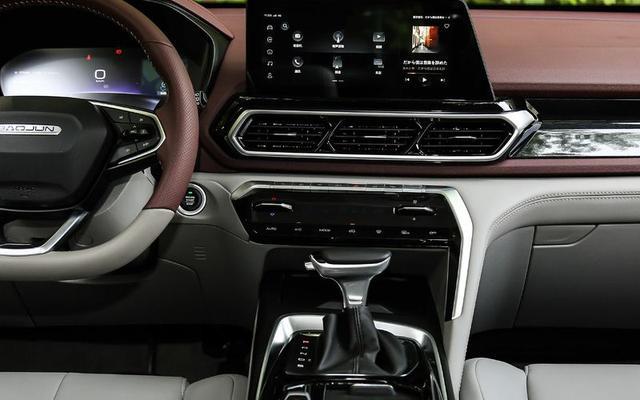 宝骏RS-5新车亮相，配悬浮式液晶显示屏，搭1.5T四缸+6速变速箱