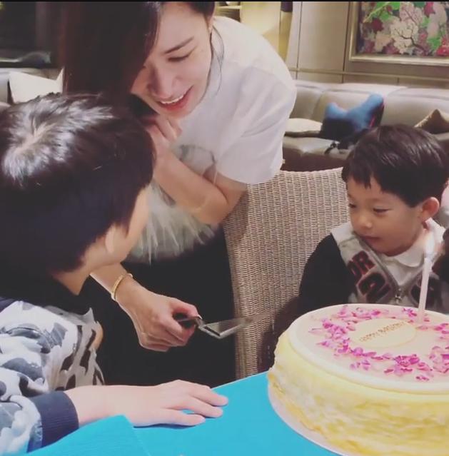 周家蔚带两位儿子为佘诗曼庆祝45岁生日 寿星女与两位干儿子亲吻